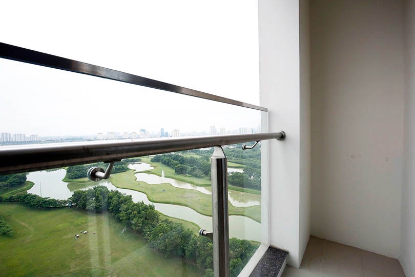 Apartment for rent at L4 in Ciputra, living area of 114 sqm, 3 bedrooms, golf course view. 2