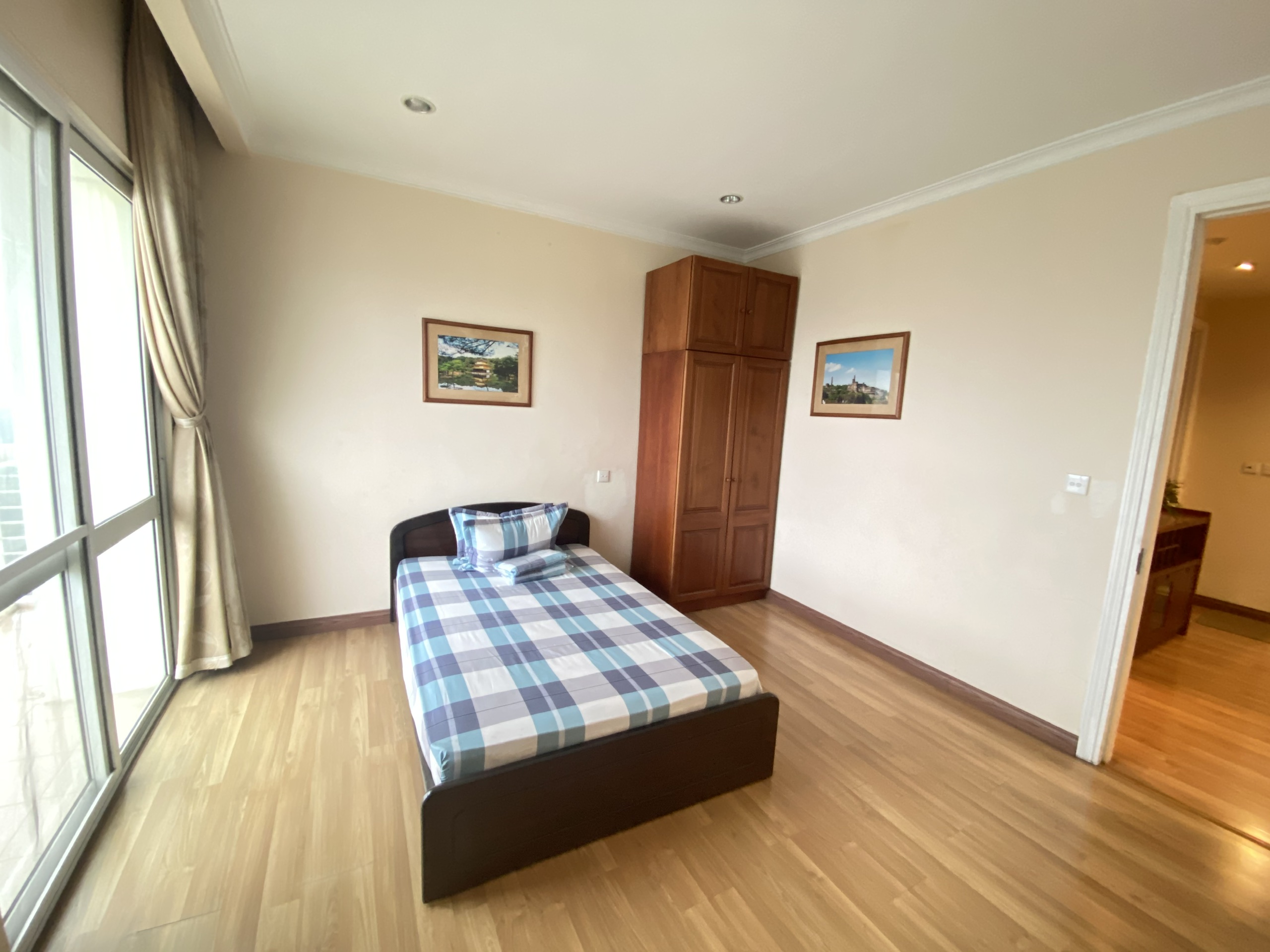 Apartment for rent in area of 153 sqm, 3 bedrooms E4 building in Ciputra urban area. 12