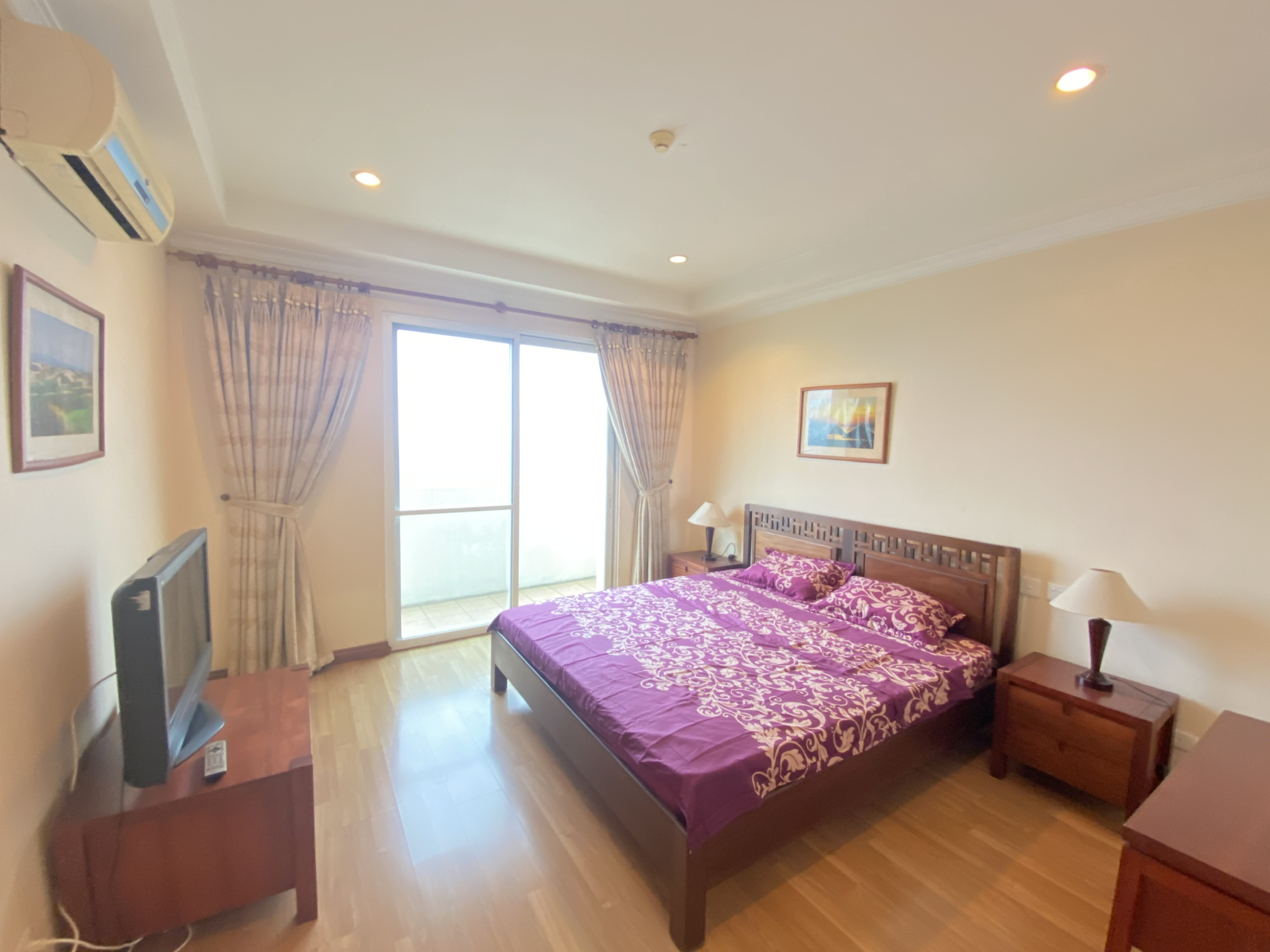 Apartment for rent in area of 153 sqm, 3 bedrooms E4 building in Ciputra urban area. 2