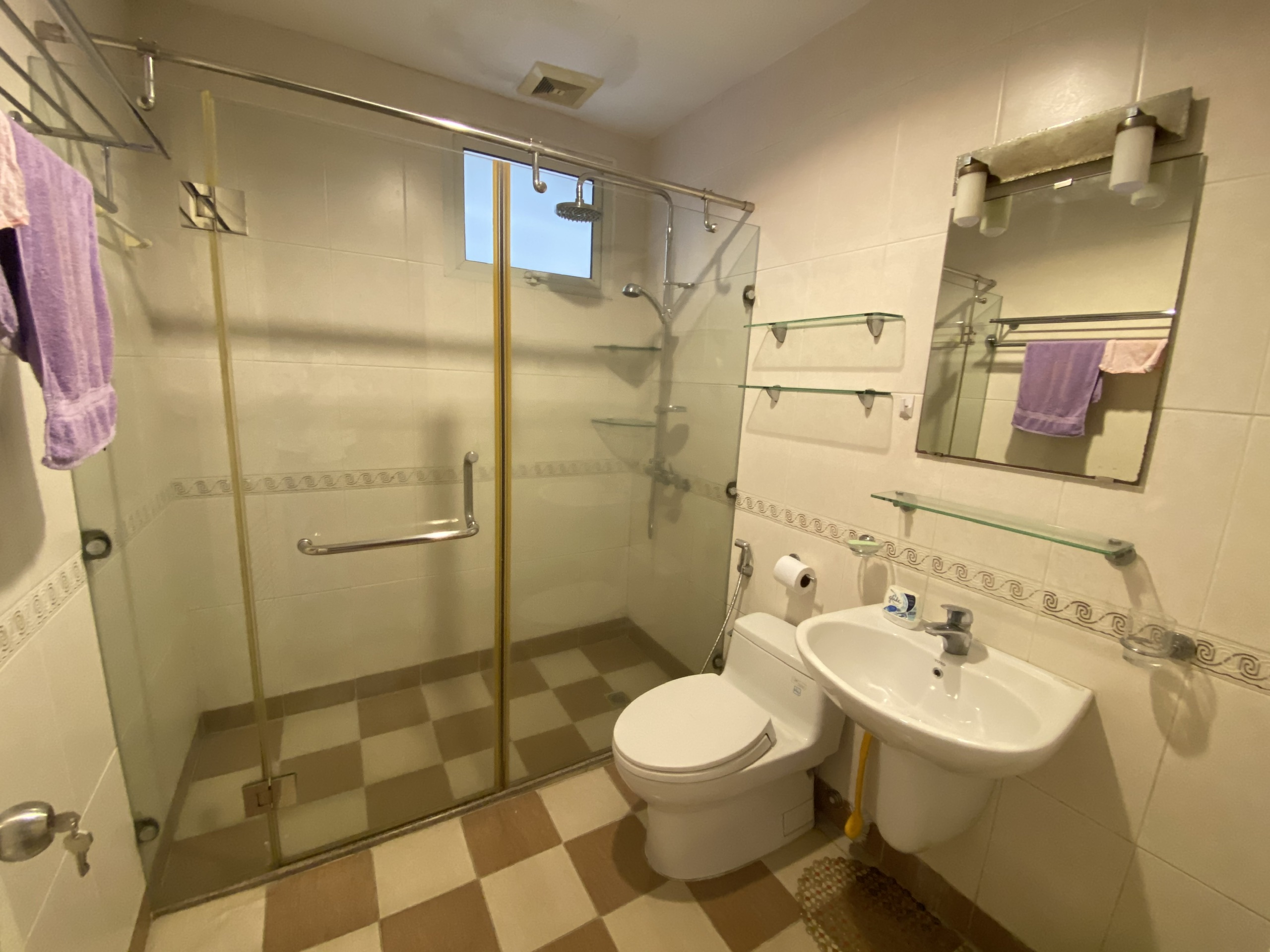 Apartment for rent in area of 153 sqm, 3 bedrooms E4 building in Ciputra urban area. 3