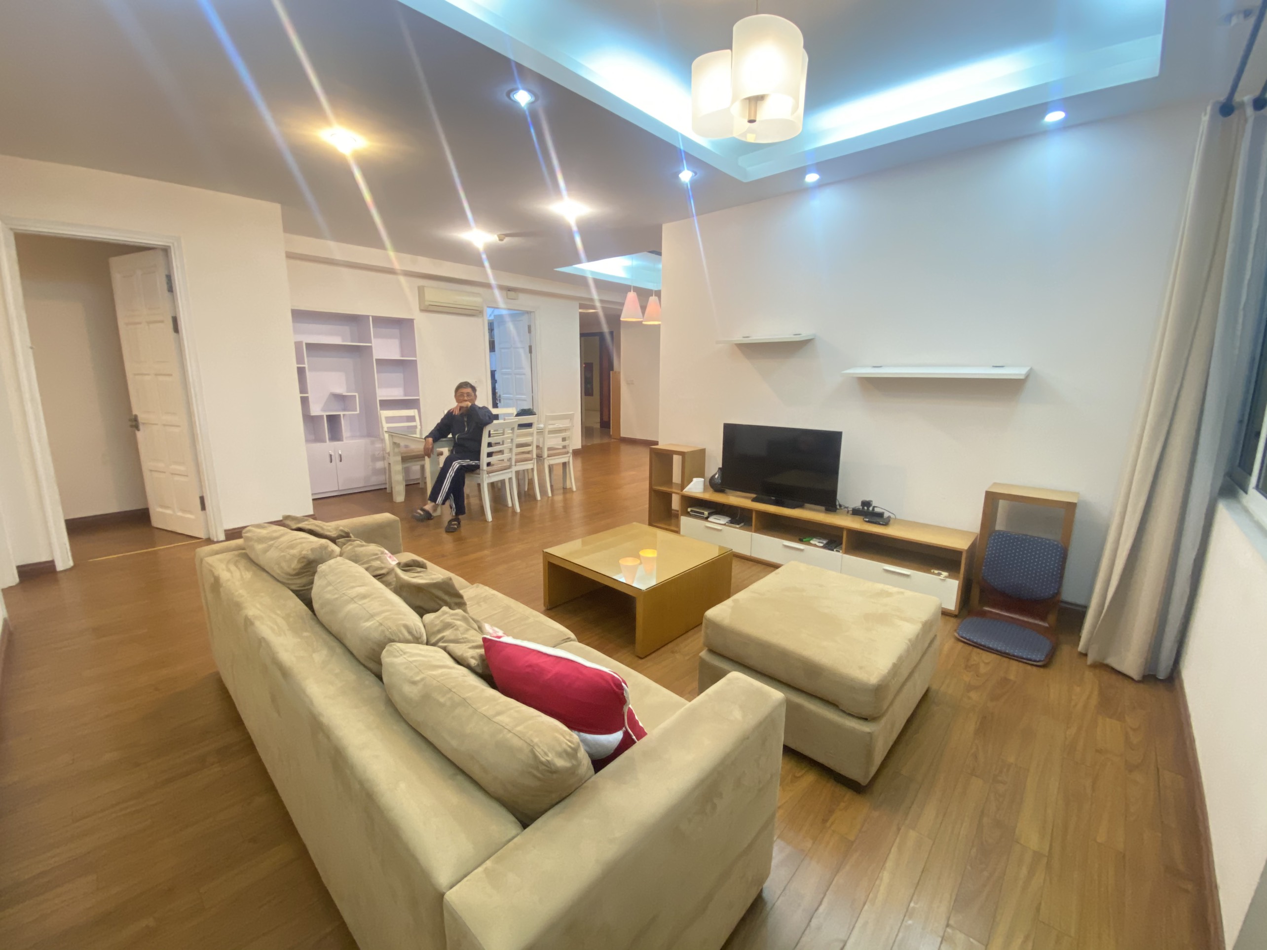 Apartment for rent in area of 153sqm with 4 bedrooms, 3 bathrooms in E5 Ciputra building. 12