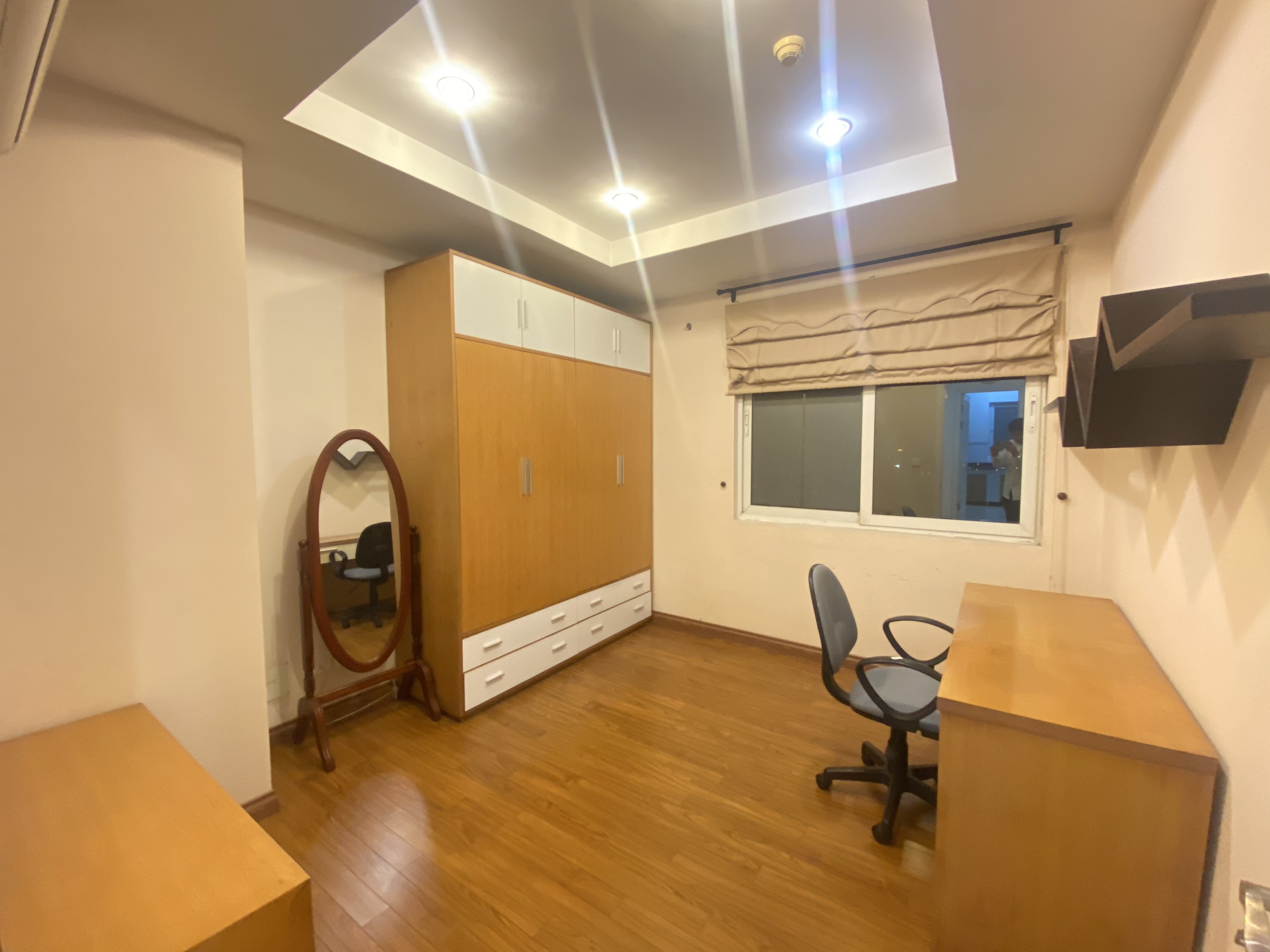 Apartment for rent in area of 153sqm with 4 bedrooms, 3 bathrooms in E5 Ciputra building. 2