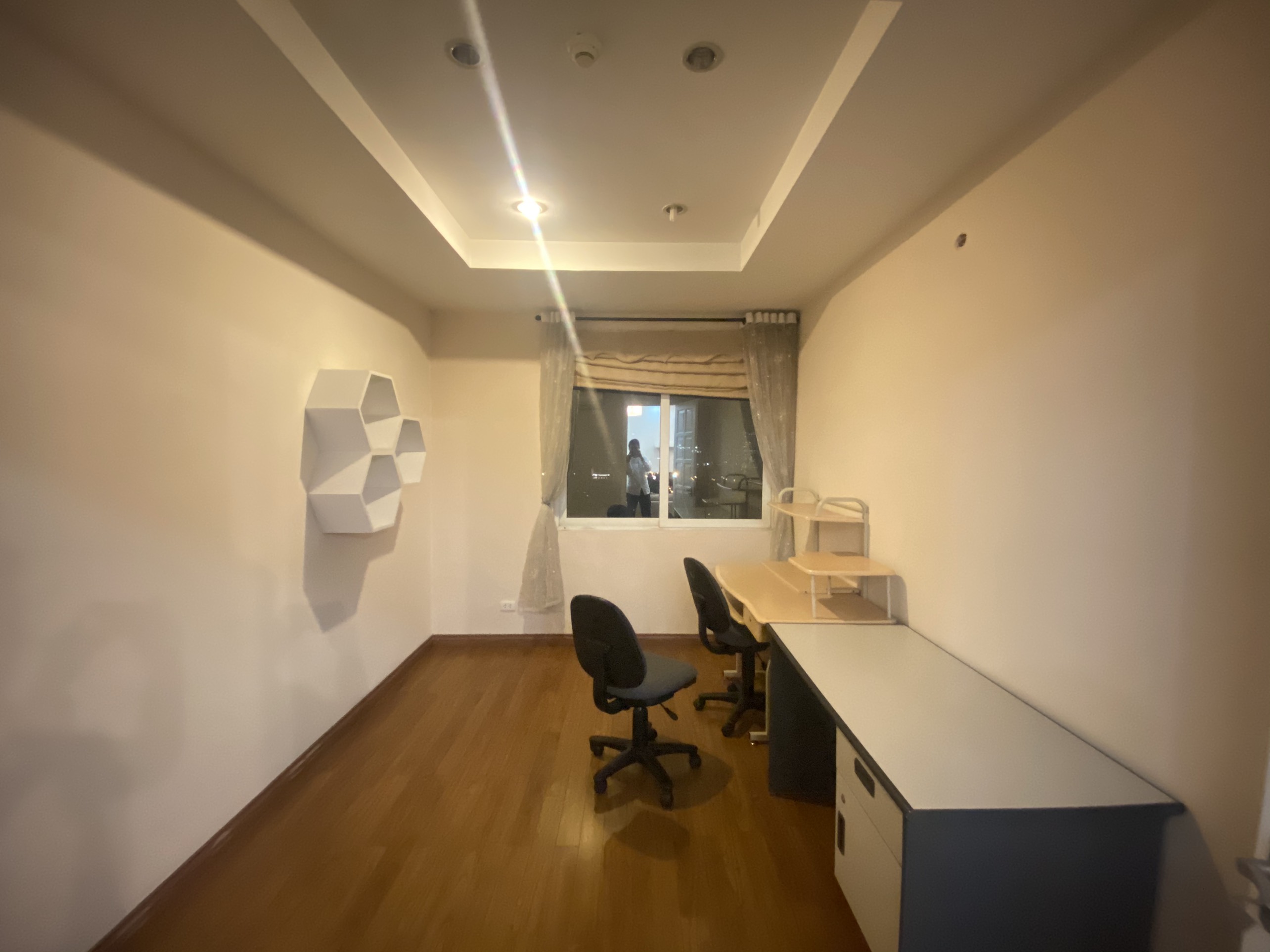 Apartment for rent in area of 153sqm with 4 bedrooms, 3 bathrooms in E5 Ciputra building. 3