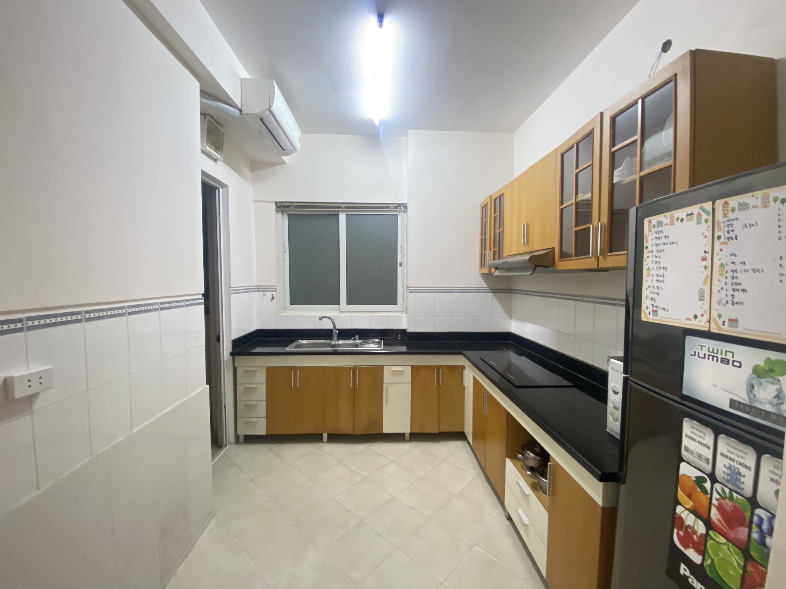 Apartment for rent in area of 153sqm with 4 bedrooms, 3 bathrooms in E5 Ciputra building. 9