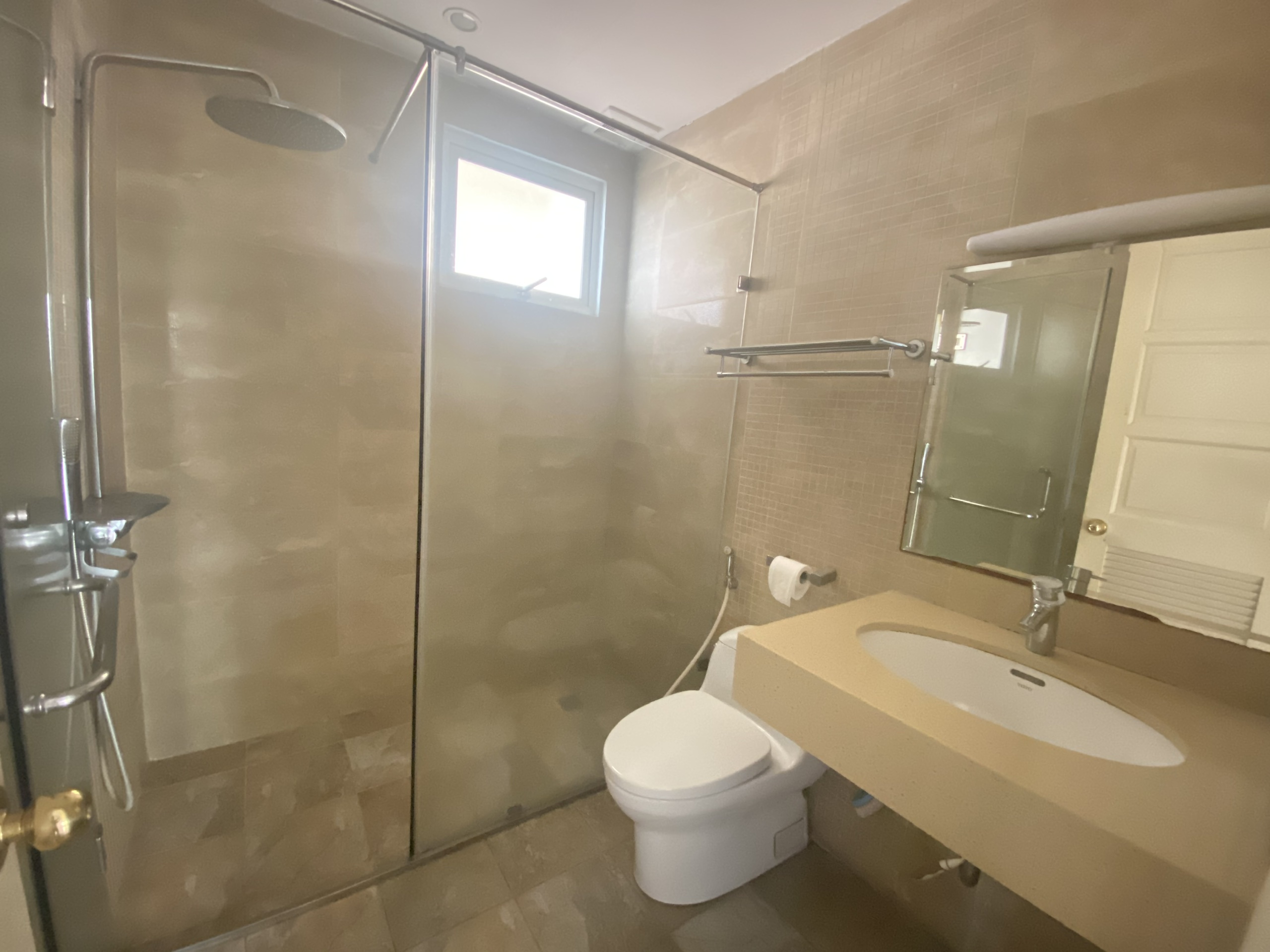 Apartment for rent in Ciputra has a area of 153 sqm with 4 bedroom. 1