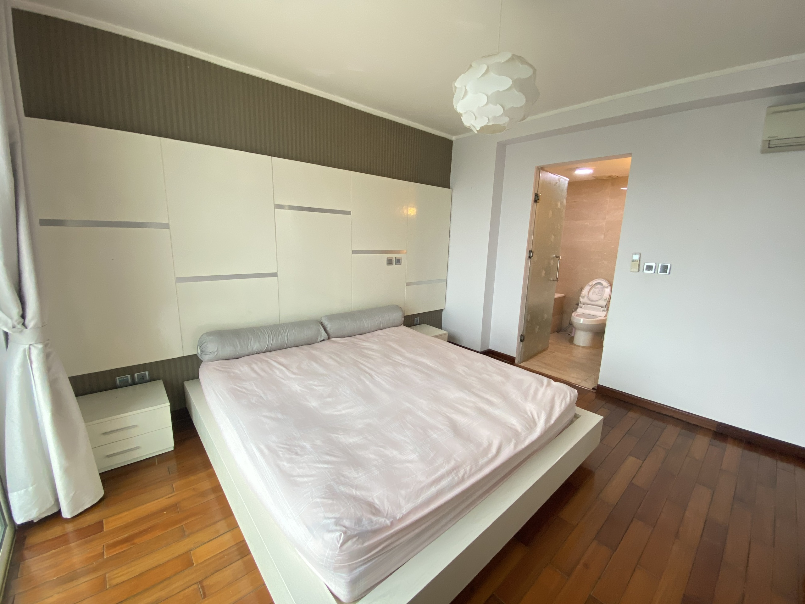 Apartment for rent with area of 154 sqm with 3 bedrooms in Ciputra L2 building 13