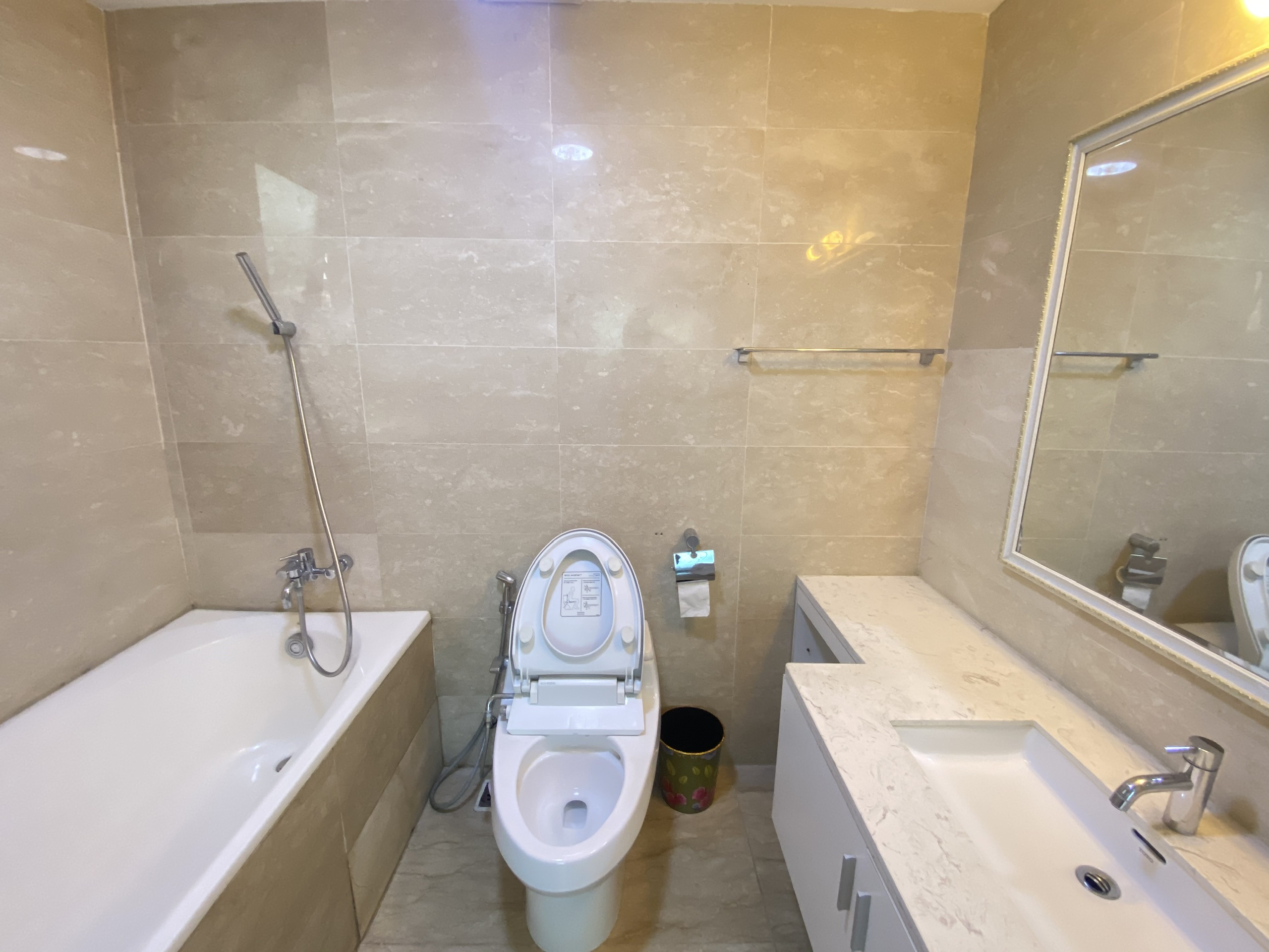 Apartment for rent with area of 154 sqm with 3 bedrooms in Ciputra L2 building 14