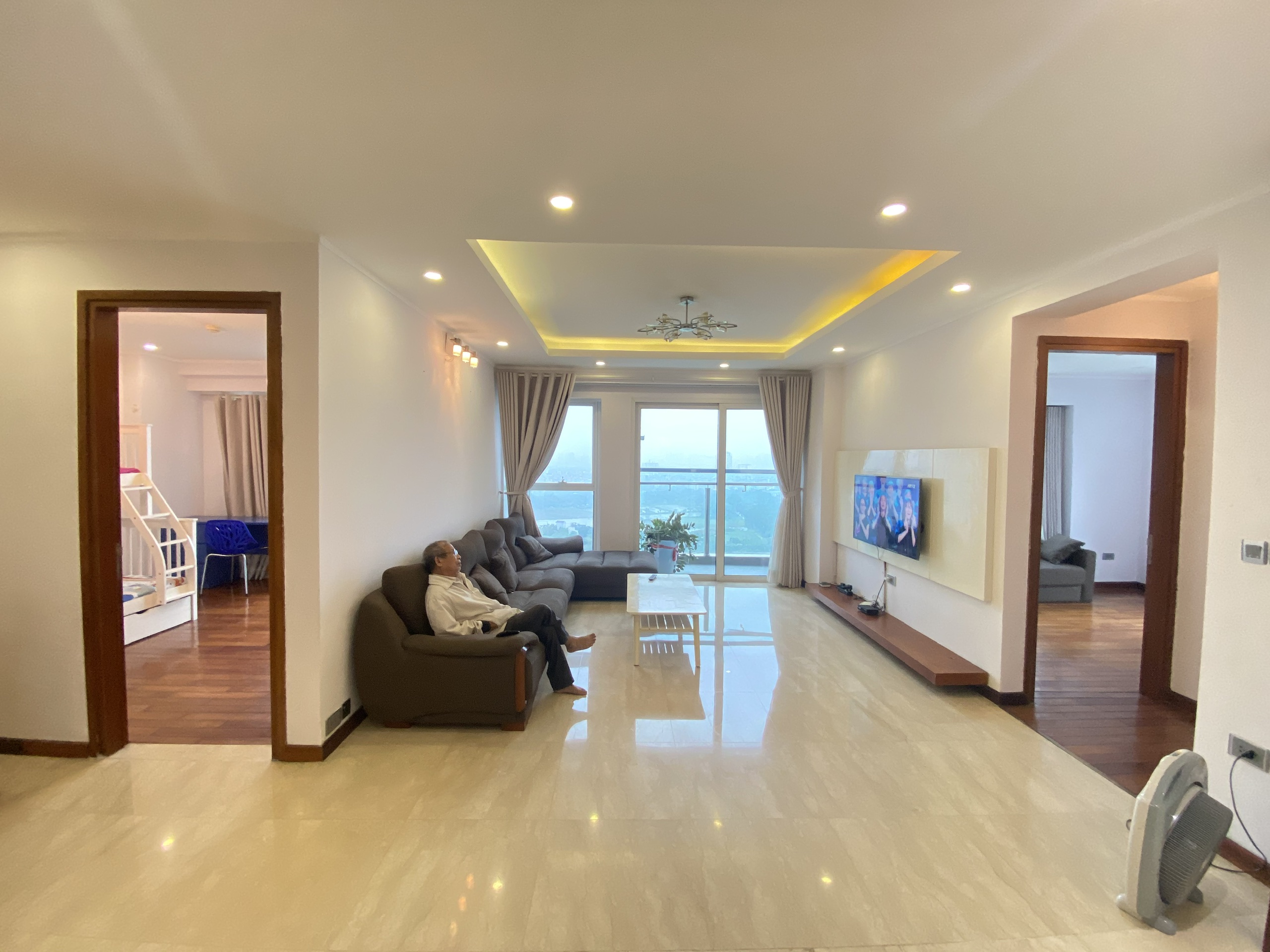Apartment for rent with area of 154 sqm with 3 bedrooms in Ciputra L2 building 6
