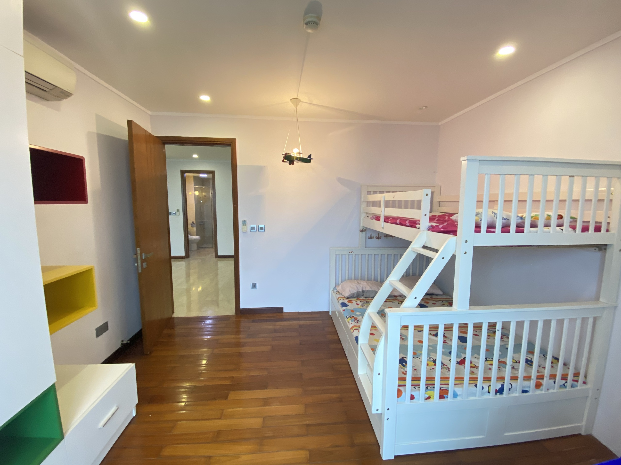 Apartment for rent with area of 154 sqm with 3 bedrooms in Ciputra L2 building 8