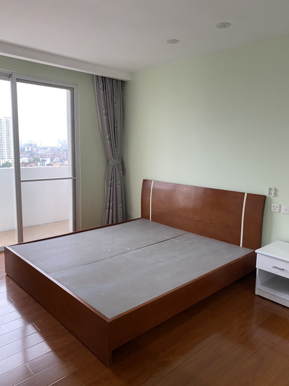 At E4 building in Ciputra apartment for rent, has an area of 153 sqm designed with 3 bedrooms. 10