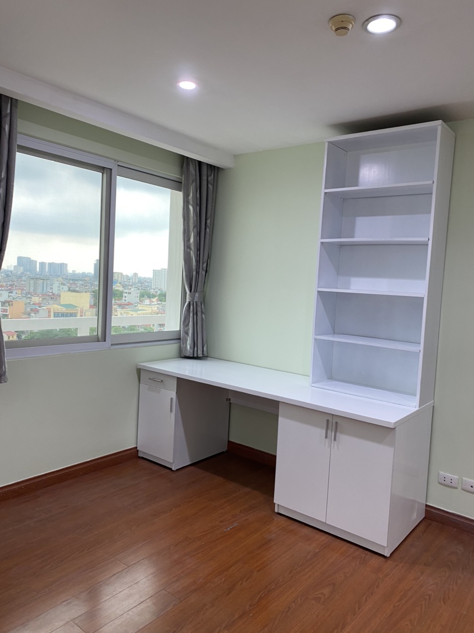 At E4 building in Ciputra apartment for rent, has an area of 153 sqm designed with 3 bedrooms. 11