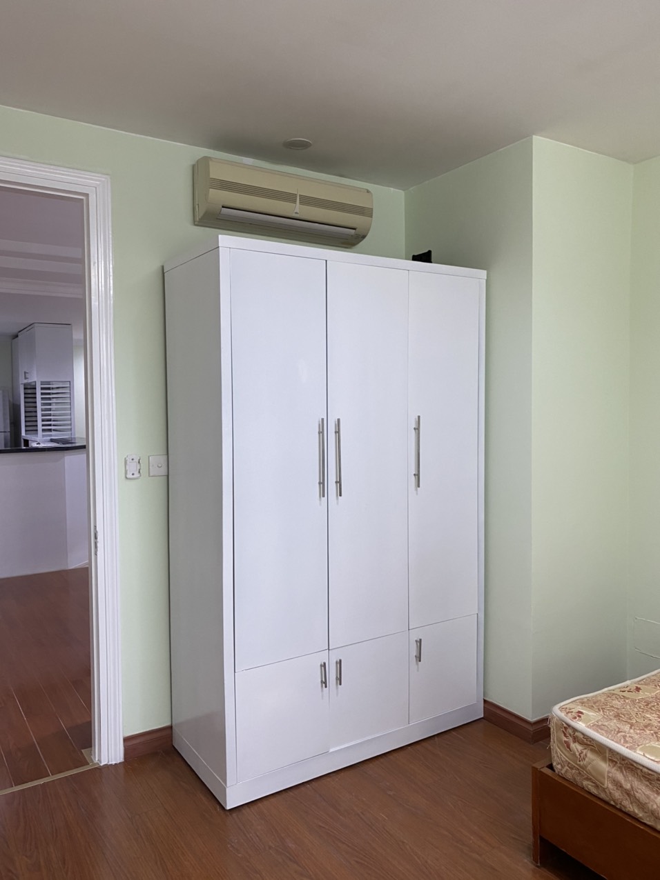 At E4 building in Ciputra apartment for rent, has an area of 153 sqm designed with 3 bedrooms. 13