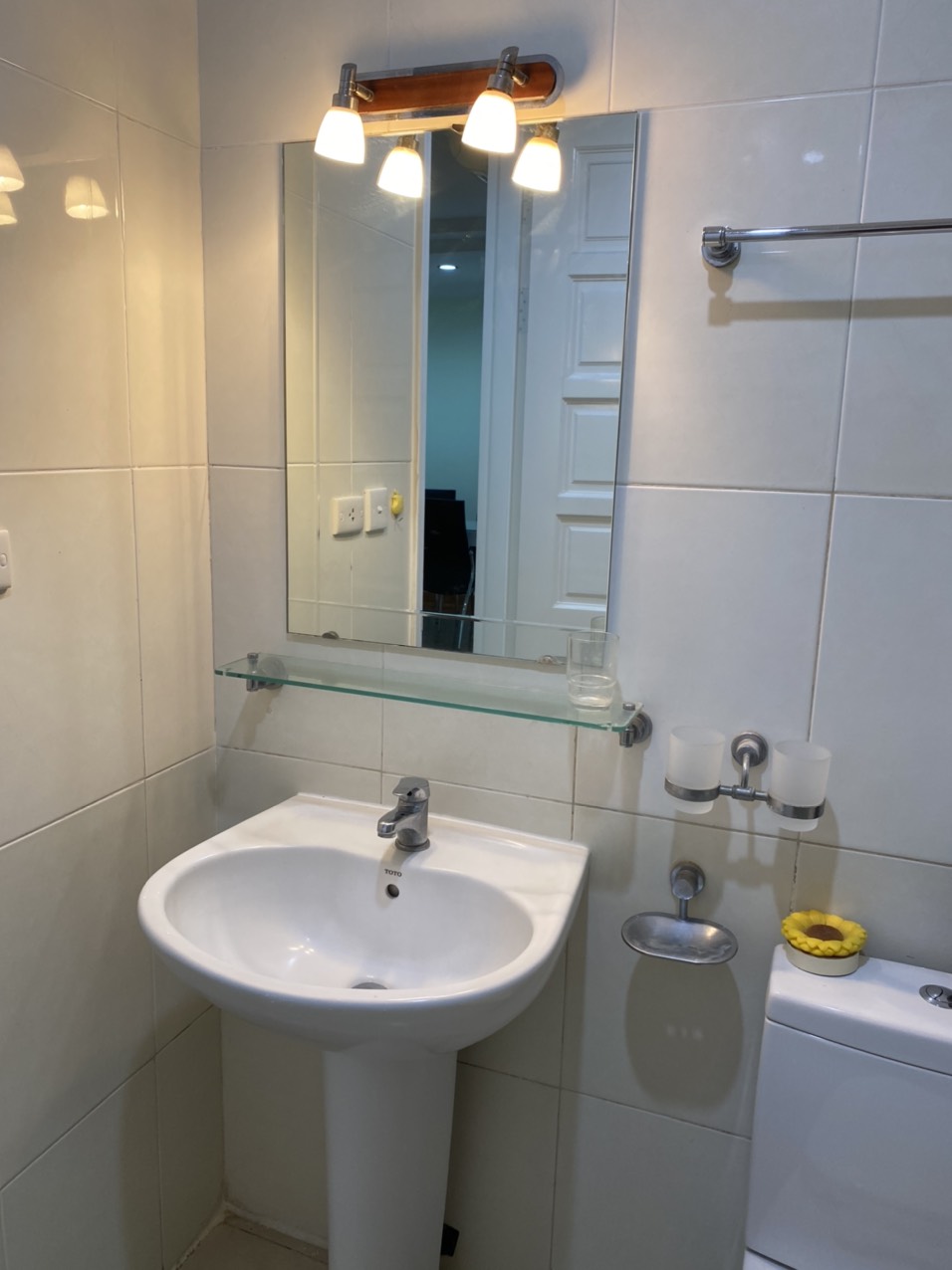 At E4 building in Ciputra apartment for rent, has an area of 153 sqm designed with 3 bedrooms. 14