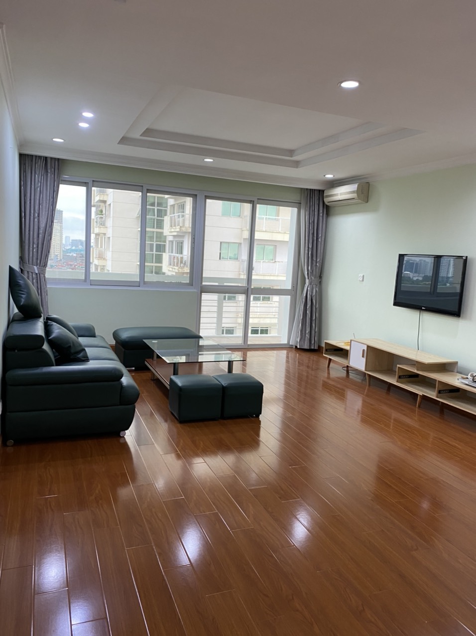 At E4 building in Ciputra apartment for rent, has an area of 153 sqm designed with 3 bedrooms. 19