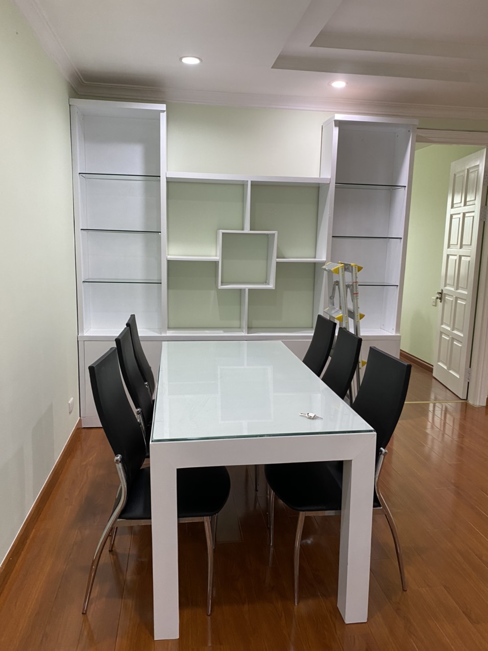 At E4 building in Ciputra apartment for rent, has an area of 153 sqm designed with 3 bedrooms. 3