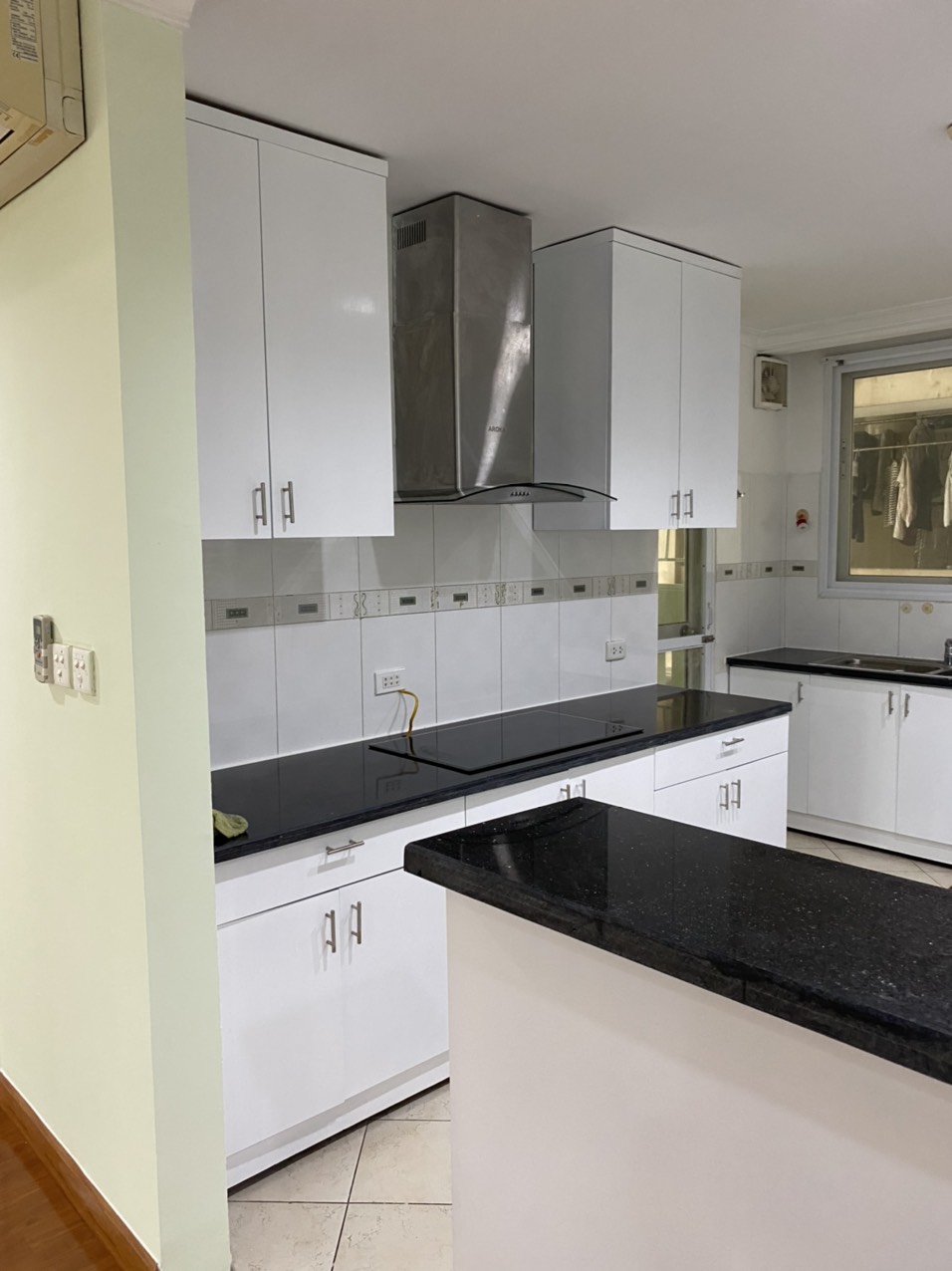 At E4 building in Ciputra apartment for rent, has an area of 153 sqm designed with 3 bedrooms. 5