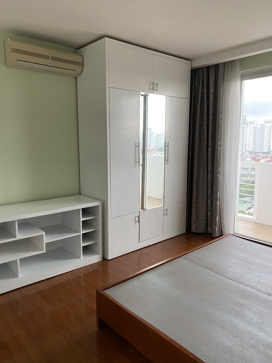 At E4 building in Ciputra apartment for rent, has an area of 153 sqm designed with 3 bedrooms. 6