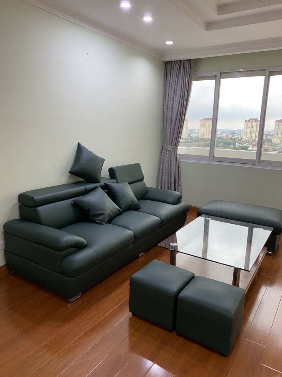 At E4 building in Ciputra apartment for rent, has an area of 153 sqm designed with 3 bedrooms. 7