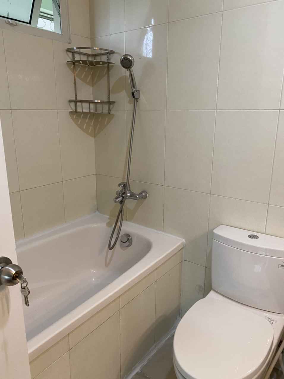 At E4 building in Ciputra apartment for rent, has an area of 153 sqm designed with 3 bedrooms. 9