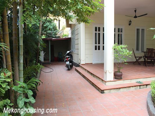 Beautiful private villa with 4 bedrooms, modern furniture, and big garden for rent in Nghi Tam village, Tay Ho district, Hanoi 4