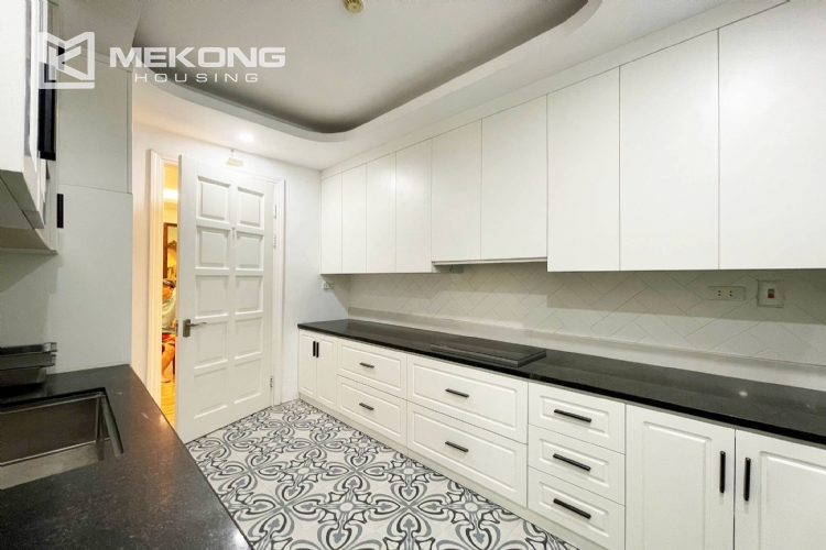 Cheap 3-bedroom / 123-sqm apartment at E4 Ciputra for rent 12