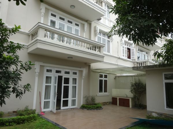 Cho thuê biệt thự trong Ciputra, 400m2, cao cấp, có sân vườn rộng, giá rẻ