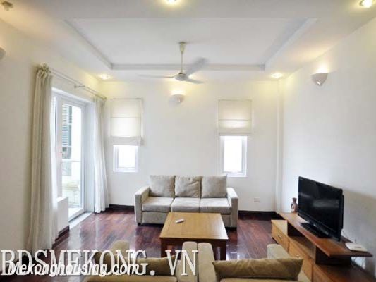 Cho thuê căn hộ dịch vụ 02 phòng ngủ đẹp, giá rẻ trên đường Quảng An, Tây Hồ 10