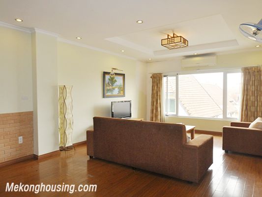 Cho thuê căn hộ dịch vụ rộng 90m2, tầng cao, đầy đủ nội thất gần hồ Tây 2