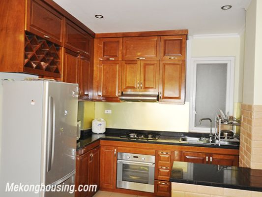Cho thuê căn hộ dịch vụ rộng 90m2, tầng cao, đầy đủ nội thất gần hồ Tây 5