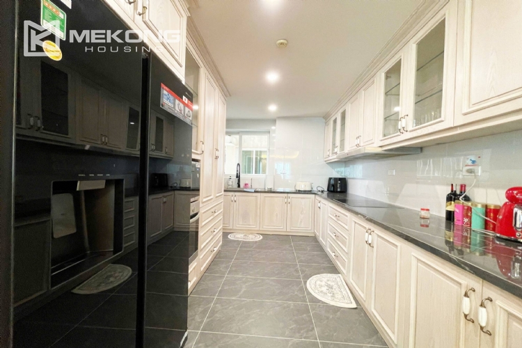 Elegant 3-bedroom apartment for rent at E4 Ciputra 9
