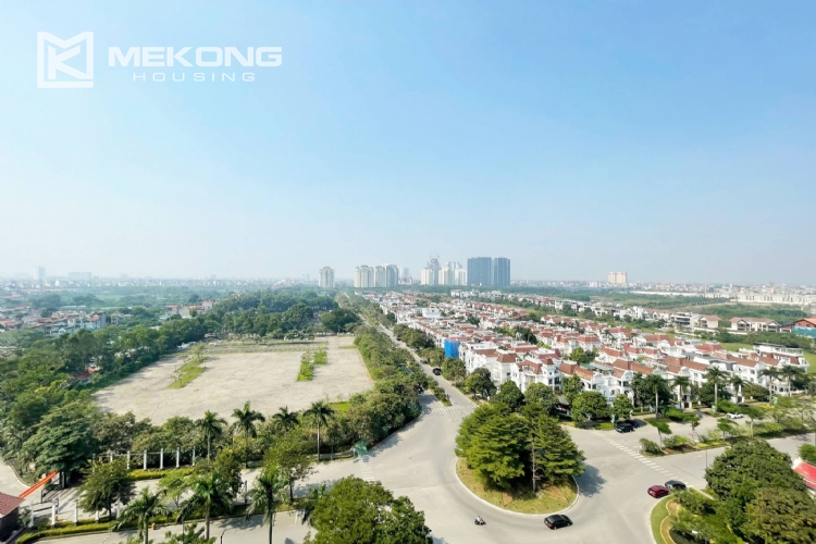 Elegant 3-bedroom apartment for rent at E4 Ciputra 29