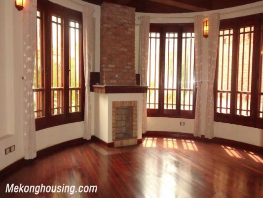 Lake View Villa For Rent in Xuan Dieu Street 10