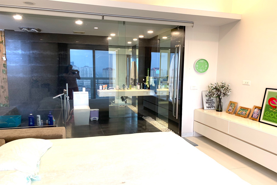 Outstanding apartment with modern design for rent in E5 tower Ciputra 9