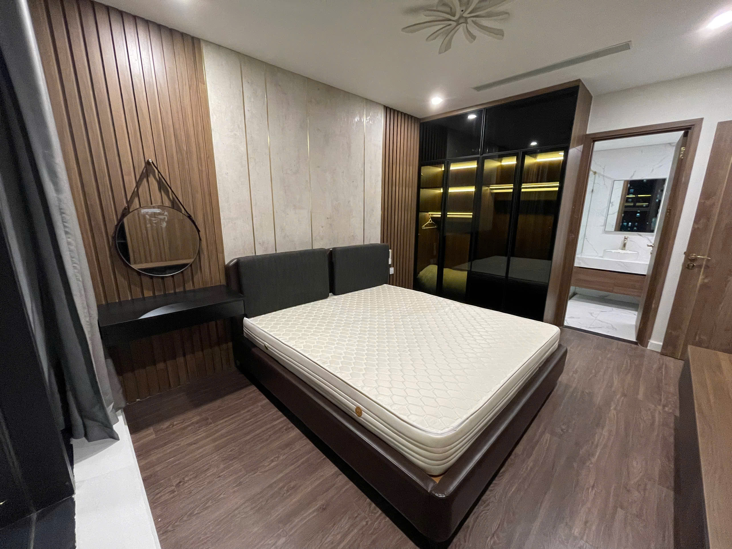 Super nice mid-floor apartment for rent in S6 Sunshine City building 1