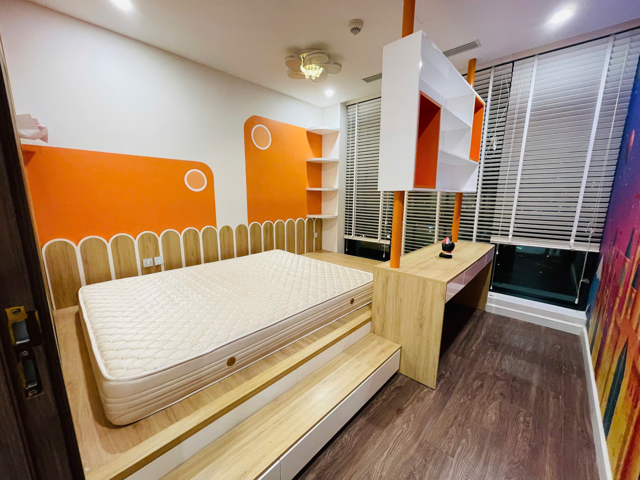 Super nice mid-floor apartment for rent in S6 Sunshine City building 4