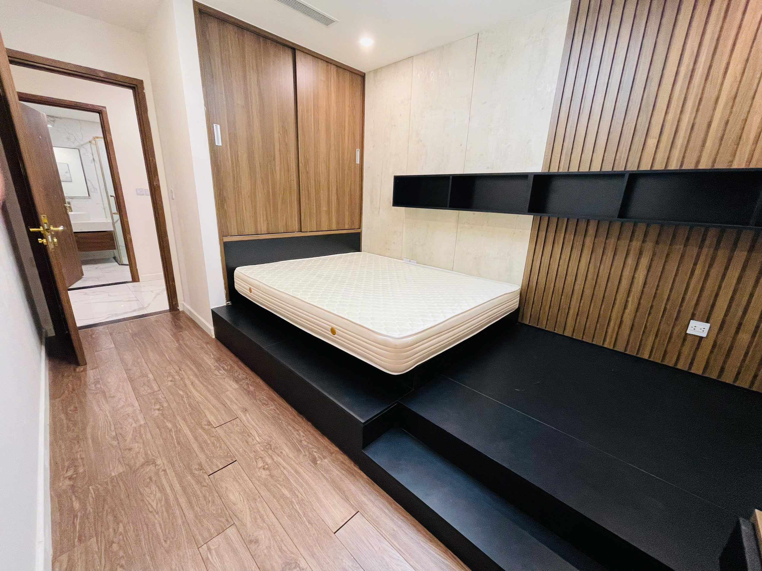 Super nice mid-floor apartment for rent in S6 Sunshine City building 5