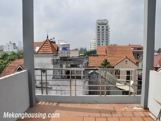 The 3 bedroom house with 950 USD/month is located on Dang Thai Mai street, Tay Ho district, Hanoi 13