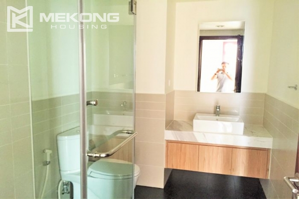 Well furnished apartment with 2 bedrooms for rent in Watermark, Lac Long Quan street, Tay Ho district 7